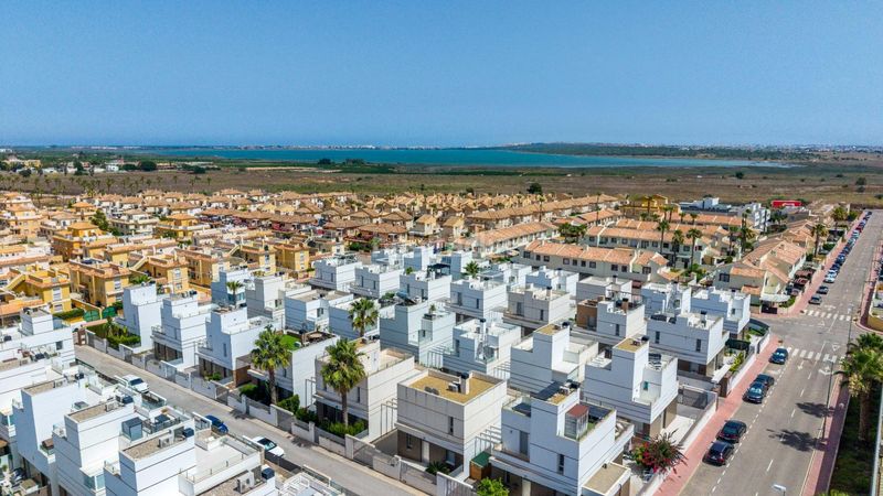 Foto d2638db7-a8f5-4cce-82d2-733612ebc778. Casa amb piscina a Rojales