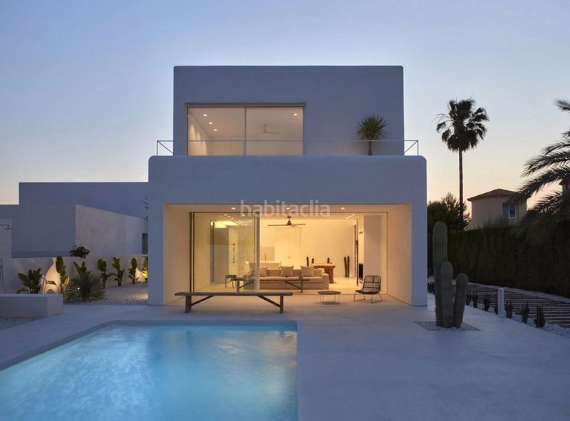 Foto fd4772fc-4120-4a6b-9a2c-8b95e75366cc. Casa amb piscina a Centro Estepona