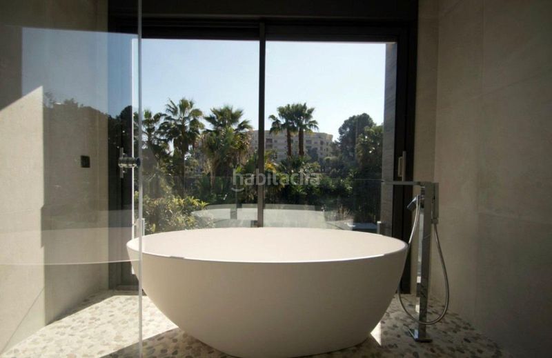 Foto c7fb3272-8977-4942-a18d-a32477a29d06. Casa a Las Brisas Marbella
