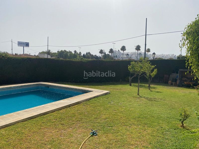 Foto c4b13870-57dc-465a-a978-de18687df6f9. Casa amb piscina a Centro Estepona