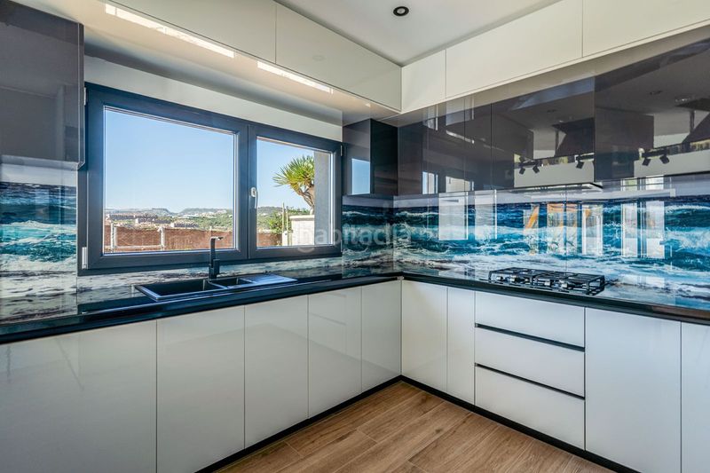 Foto e6b7a405-325e-40fc-9656-cda8a46c3363. Casa amb aparcament a Centro Estepona