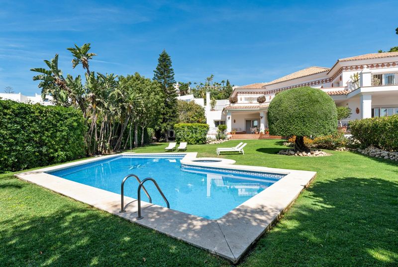 Foto cb52cd33-853f-443f-8e58-332483f4fde8. Casa amb piscina a El Paraíso Benahavís