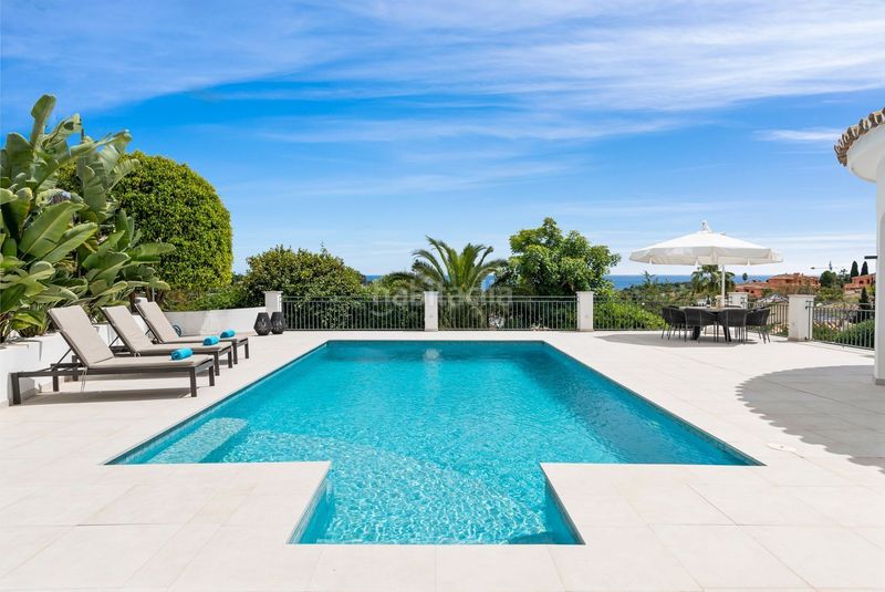 Foto e75d3e50-8d9c-45f8-893d-0abd3b7cef24. Casa amb piscina a El Paraíso Benahavís