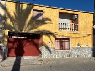 Casa adossada en Crevillente. �chalet con parcela, barbacoa y parking en catral�