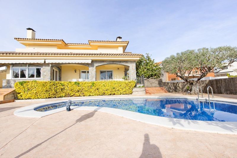 Foto f7618422-c270-4390-8d78-beda23c99687. Xalet amb aparcament piscina a Nucli Urbà Argentona