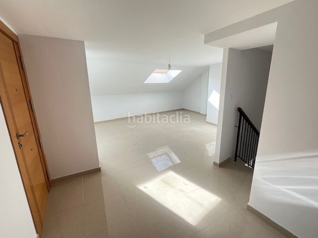 Foto 346c4270-ad3f-48c4-8283-bd0cacf4df90. Edificio in Cañada