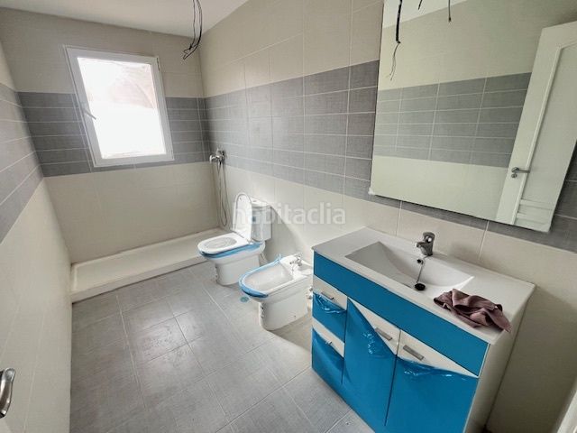 Foto ff96c6bb-77a9-455a-af4b-19c661ec0e2e. Edificio in Cañada