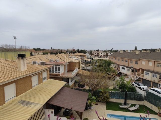 Foto 1a30e798-d30b-4d55-9551-6ea1c6368992. Xalet amb piscina a Centro Mutxamel