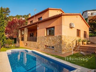 Maison  Carrer del segre. Amplia casa unifamiliar con piscina, jardín, vistas panorámicas