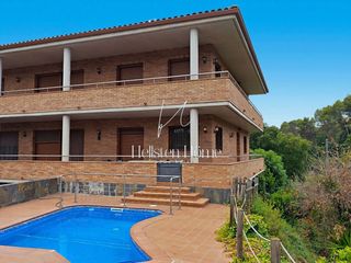 Casa  Carrer del sacrament. Casa para dos familias con piscina, garaje para 3 coches y dos p