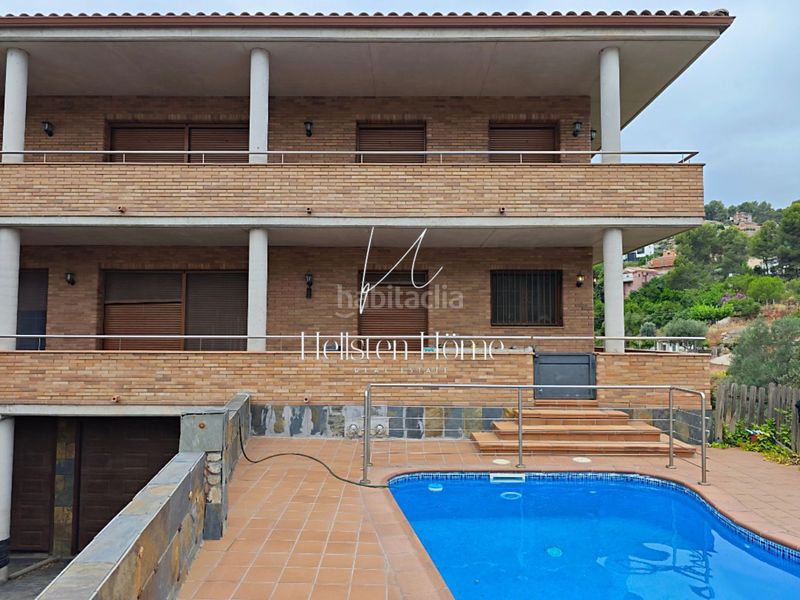 Foto 4928fb32-1d94-424f-b779-7ea6df726028. Xalet amb piscina a Corbera de Llobregat