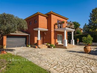 Maison  Via pallejà. Casa unifamiliar orientada al sur con piscina, jardín y 5 dormit