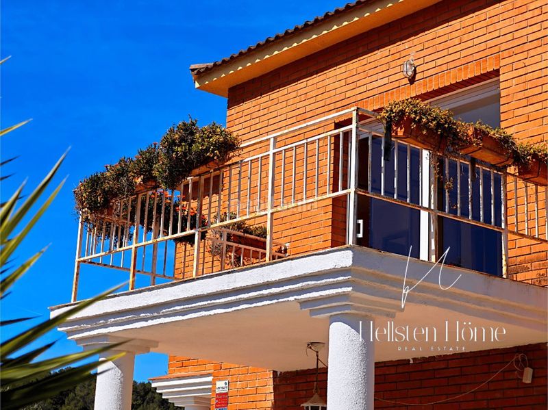 Foto d8df8e12-585f-4d94-a385-3455c83d6b76. Xalet amb piscina a Pallejà