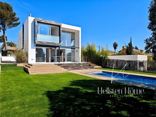 Casa  Via llobregat. Casa moderna con piscina de agua salina, parcela plana y 4 dormi