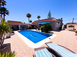 House in Zona Carrefour - Urbanizaciones. Encantador villa independiente con piscina privada excepcional p