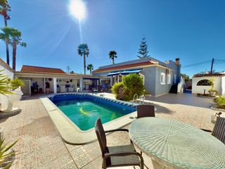 Maison à Zona Carrefour - Urbanizaciones. Impresionante villa independiente con piscina privada excepciona
