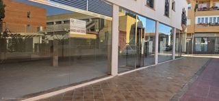 Lloguer Local Comercial a Calle alcántara 3. Local con fachada acristalada y terraza en centro de san javier