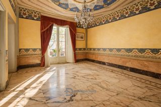 Casa adossada a Centrevila. Residencia histórica exclusiva de 610 m en la rambla principal