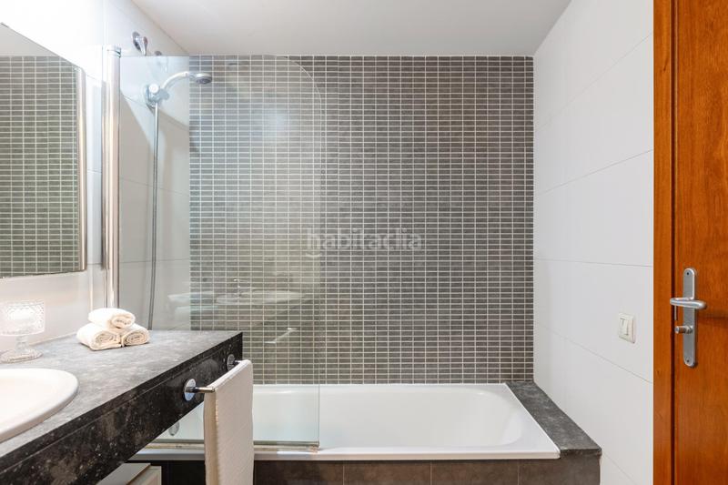 Foto b26b57d0-1862-4207-af4e-e192fcbe41e7. Piso vivienda luminosa con terraza y parking junto a la rambla del Poblenou en Barcelona