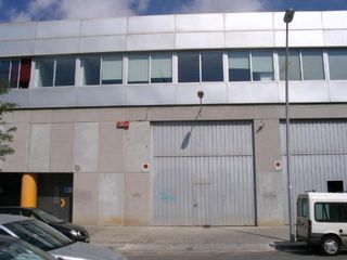 Rent Industrial building  Calle veneçuela. Nave moderna en 22, localización estratégica al lado de transpor