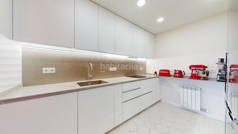 Foto 672f9988-4f18-4d02-a099-623504a09e2d. Pis amb calefacció aparcament piscina a Provençals del Poblenou Barcelona