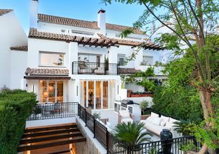 Casa adossada en Lomas de Marbella Club. Exclusiva casa de dise�o cerca de puente romano