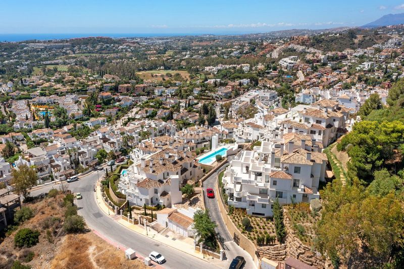 Foto 5ac10669-c08b-4106-a599-eb5f21c793bc. Àtic amb aparcament piscina a Los Naranjos Marbella