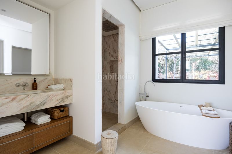 Foto 3b4b350f-2194-4a6f-80df-04ccd089e4e3. Casa amb aparcament piscina a Puente Romano Marbella