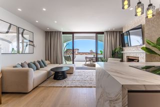 Semi detached house en Benahav�s pueblo. Encantadora casa adosada con vistas panor�micas al mar en los ar