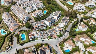 Casa adosada en Los Naranjos. Encantadora casa con gran potencial en balcón del golf, nueva an
