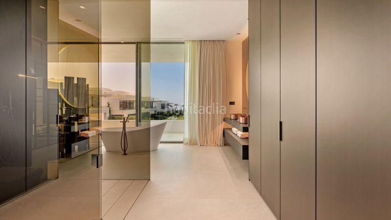 Foto 364d54d9-b2c0-47e6-ba18-f504ae323f04. Casa adossada amb aparcament piscina a Las Lomas de Río Verde Marbella