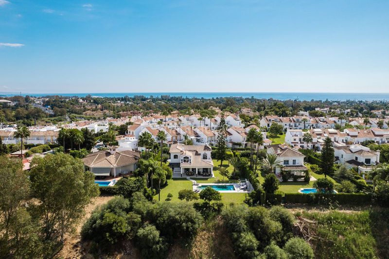 Foto 5f4243c9-f0c8-4f3d-840e-d166b334cd3c. Xalet amb aparcament piscina a altos de Estepona Estepona