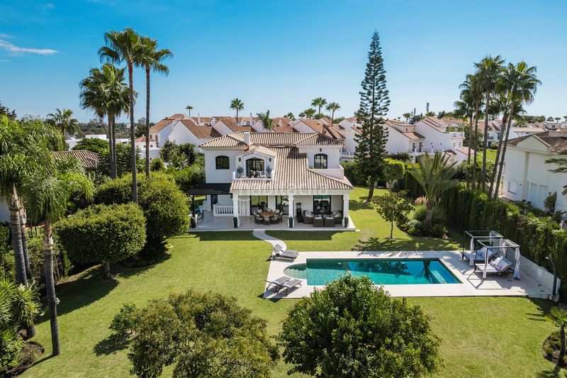 Foto f5d5fe38-b5df-40f6-9831-b384e40867ae. Xalet amb aparcament piscina a altos de Estepona Estepona