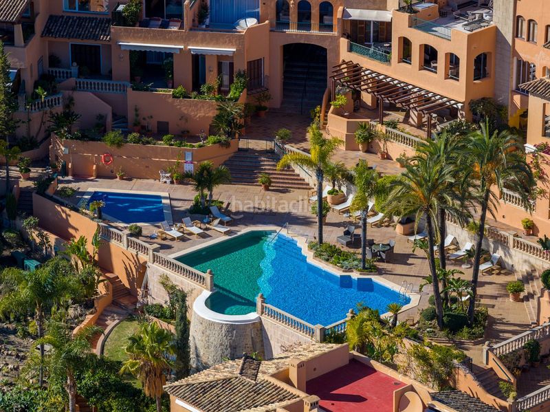 Foto e8f76ffb-f8f6-47cc-bc3b-f44659270eac. Dúplex amb aparcament piscina a Los Naranjos Marbella