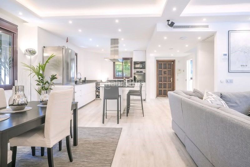 Foto b5439f24-5897-4558-9838-19f8e00ac055. Casa adossada amb aparcament piscina a Las Lomas de Río Verde Marbella