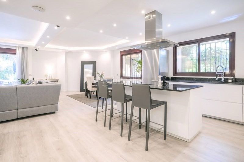 Foto bac01f61-c48d-475a-a8da-46fc8b7588c9. Casa adossada amb aparcament piscina a Las Lomas de Río Verde Marbella