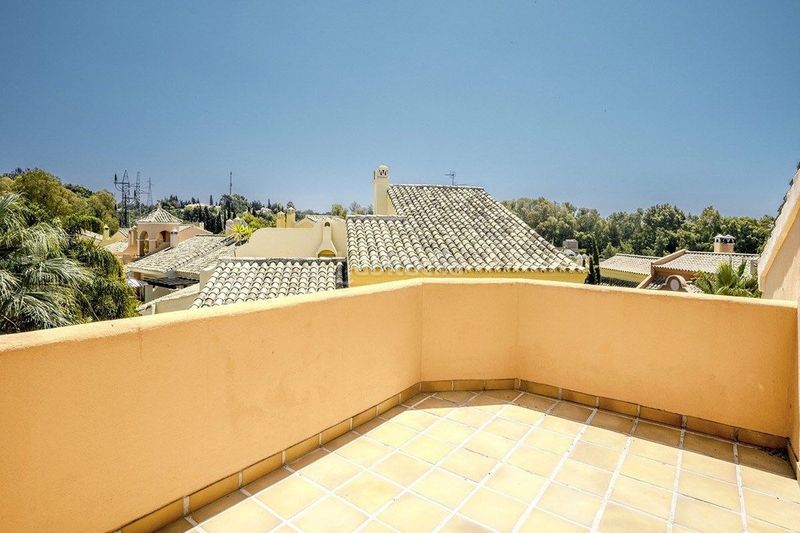 Foto c3843f59-9fdf-49d0-b2bd-35bbf597953a. Casa adossada amb aparcament piscina a Las Lomas de Río Verde Marbella