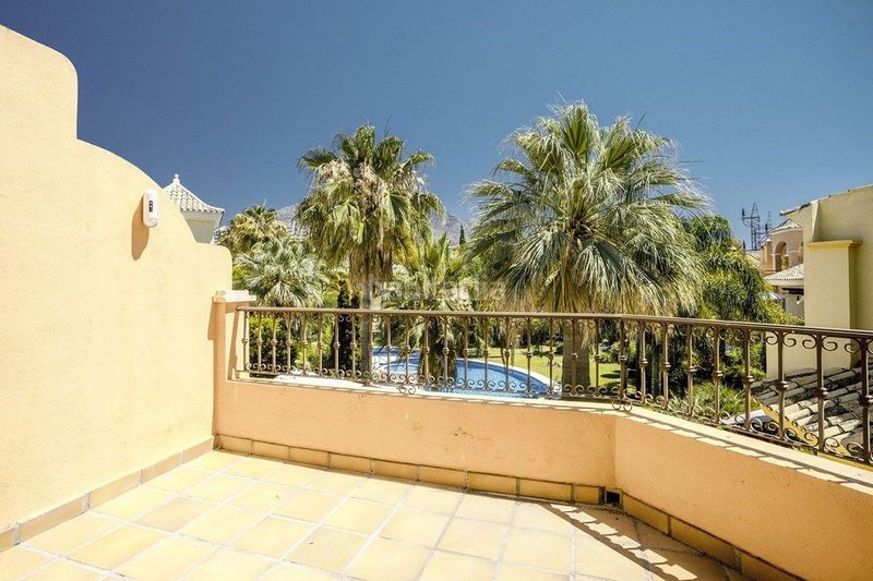 Foto f8a21a79-62c4-4e5e-b245-e43a1c493776. Casa adossada amb aparcament piscina a Las Lomas de Río Verde Marbella