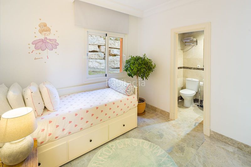 Foto 141a9f3d-76d7-4b73-8195-aa35a952a0af. Planta baixa amb aparcament piscina a Las Brisas Marbella