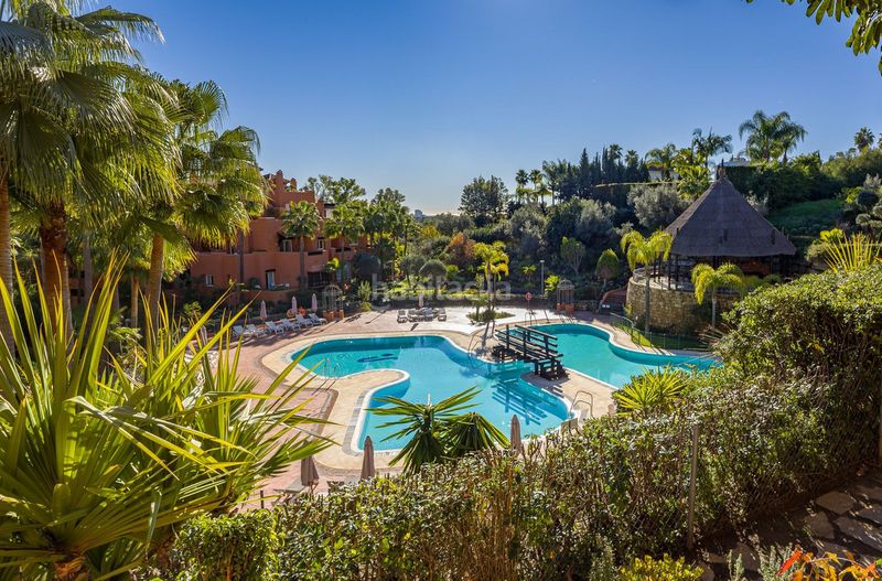 Foto 9feb7f1c-eec1-4aea-8cfd-f094f25b3f0a. Planta baixa amb aparcament piscina a Las Brisas Marbella