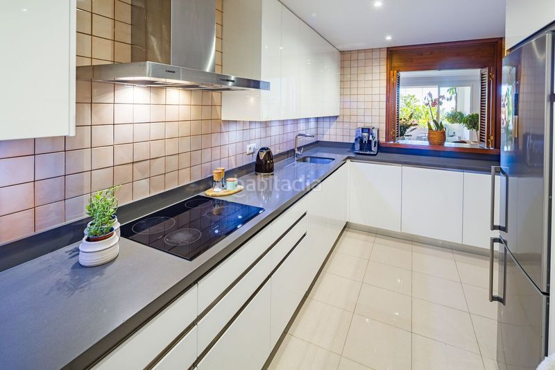 Foto aaa95139-1975-4103-9877-86433de93255. Planta baixa amb aparcament piscina a Las Brisas Marbella