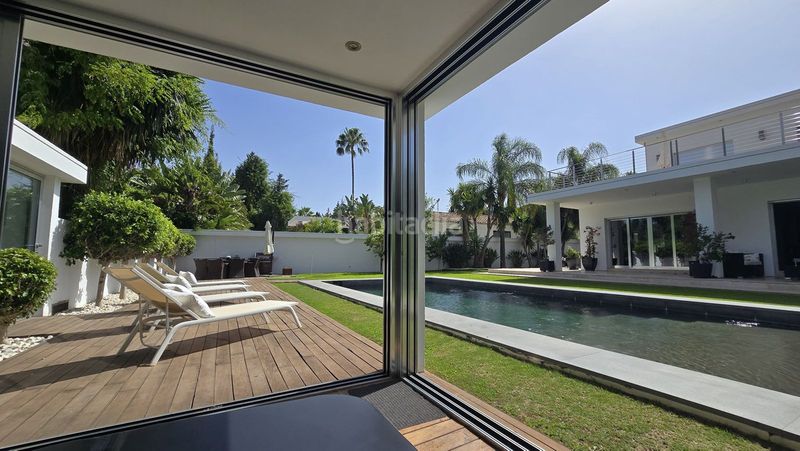 Foto 618ff09c-0396-4cbb-b77e-3ab27d558256. Xalet amb aparcament piscina a Las Brisas Marbella