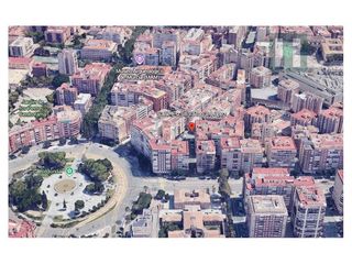 Pis  Calle escultor roque l�pez. Muy cerca de el corte ingl�s