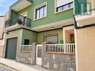 Casa adosada en Calle Pontevedra-Bda. 4 Santos