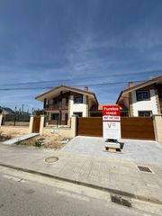 Promoción de 2 chalets pareados de 4 dormitorios con garaje y parcela privada