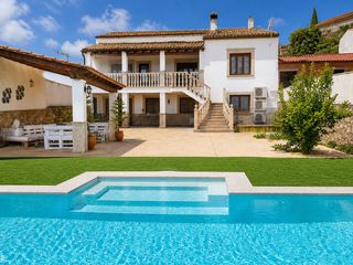 Chalet in Valencia de Alcántara. Chalet independiente de carácter señorial con piscina, vistas y