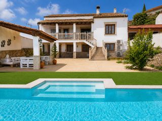 Chalet in Valencia de Alcántara. Chalet independiente de carácter señorial con piscina, vistas y