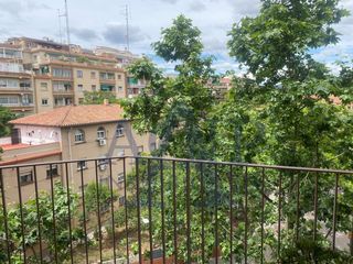 Appartement à Navas. Piso exterior con balcón y ascensor en navas  gran potencial