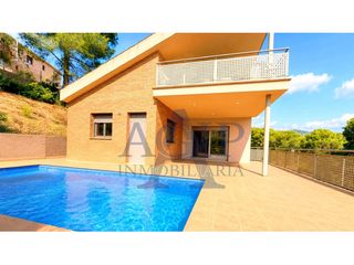 Casa  Calle arboç de l'. Espectacular vivienda unifamiliar con piscina, 408 m construidos