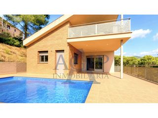 Casa  Calle arboç de l'. Espectacular vivienda unifamiliar con piscina, 408 m construidos